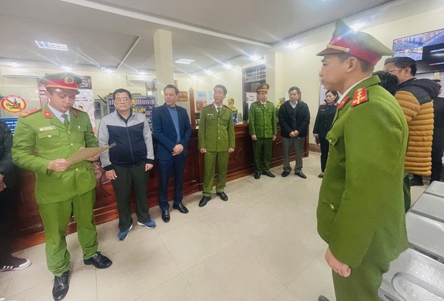 Công an tỉnh Nghệ An tống đạt các quyết định tố tụng với nhóm cán bộ Trung tâm Đăng kiểm xe cơ giới Nghệ An và 3 đối tượng 'cò'.