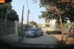 Clip: Nữ tài xế bất lực phải nhờ người đi đường lùi hộ xe ô tô