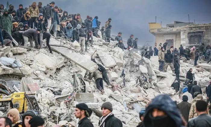 Người dân và lực lượng cứu hộ đào bới đống đổ nát tại hiện trường một tòa nhà sập với hi vọng tìm thấy những người sống sót. Ảnh: GettyImages