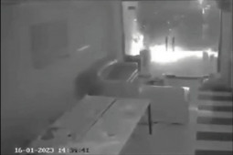 Clip: Nữ tài xế đạp nhầm chân ga, xe tải đâm bung cửa lao thẳng vào nhà