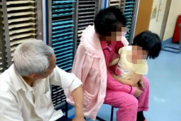 Bạn trẻ - Cuộc sống - Mẹ ung thư không nỡ xa con gái, mua cả tủ quần áo cho con trước khi qua đời