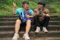 Clip hài hước - Cả nhà đi du lịch bị "lạc mẹ" mà hai bố con không biết gì