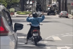 Xe máy - Xe đạp - Clip: Cô gái trẻ vừa đi xe máy vừa "quẩy" tưng bừng trên đường