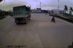 Ô tô - Clip: Cô gái xe đạp điện "đầu óc trên mây", suýt chui gầm xe tải