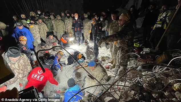 Đội cứu hộ Thổ Nhĩ Kỳ nỗ lực tìm kiếm người sống sót trong đống đổ nát.
