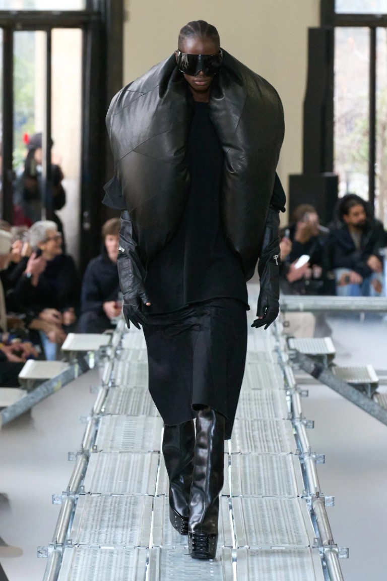 Xu hướng áo khoác khổng lồ nổi bật trên sàn diễn.