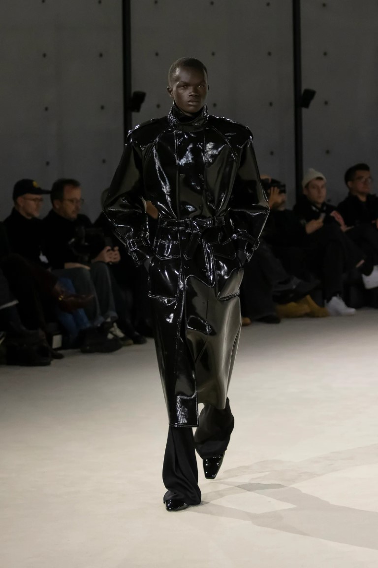 Xu hướng áo khoác cầu kỳ như ma trận.