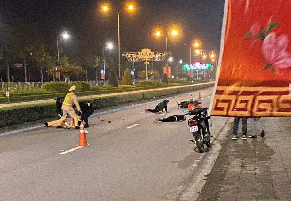 Nam thanh niên đâm thẳng vào CSGT