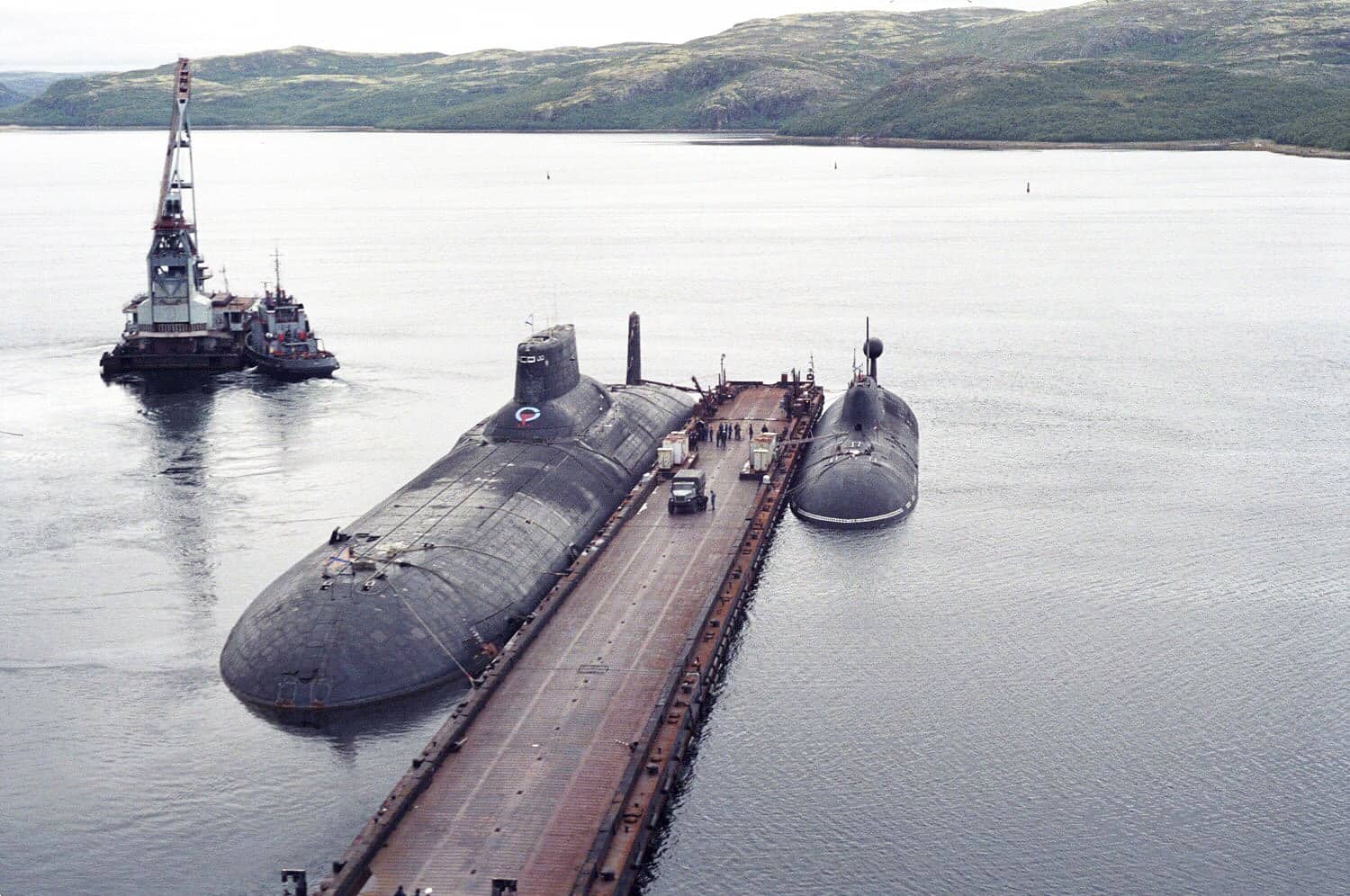 Tàu ngầm Dmitry Donskoy (trái) neo tại một bến tàu.