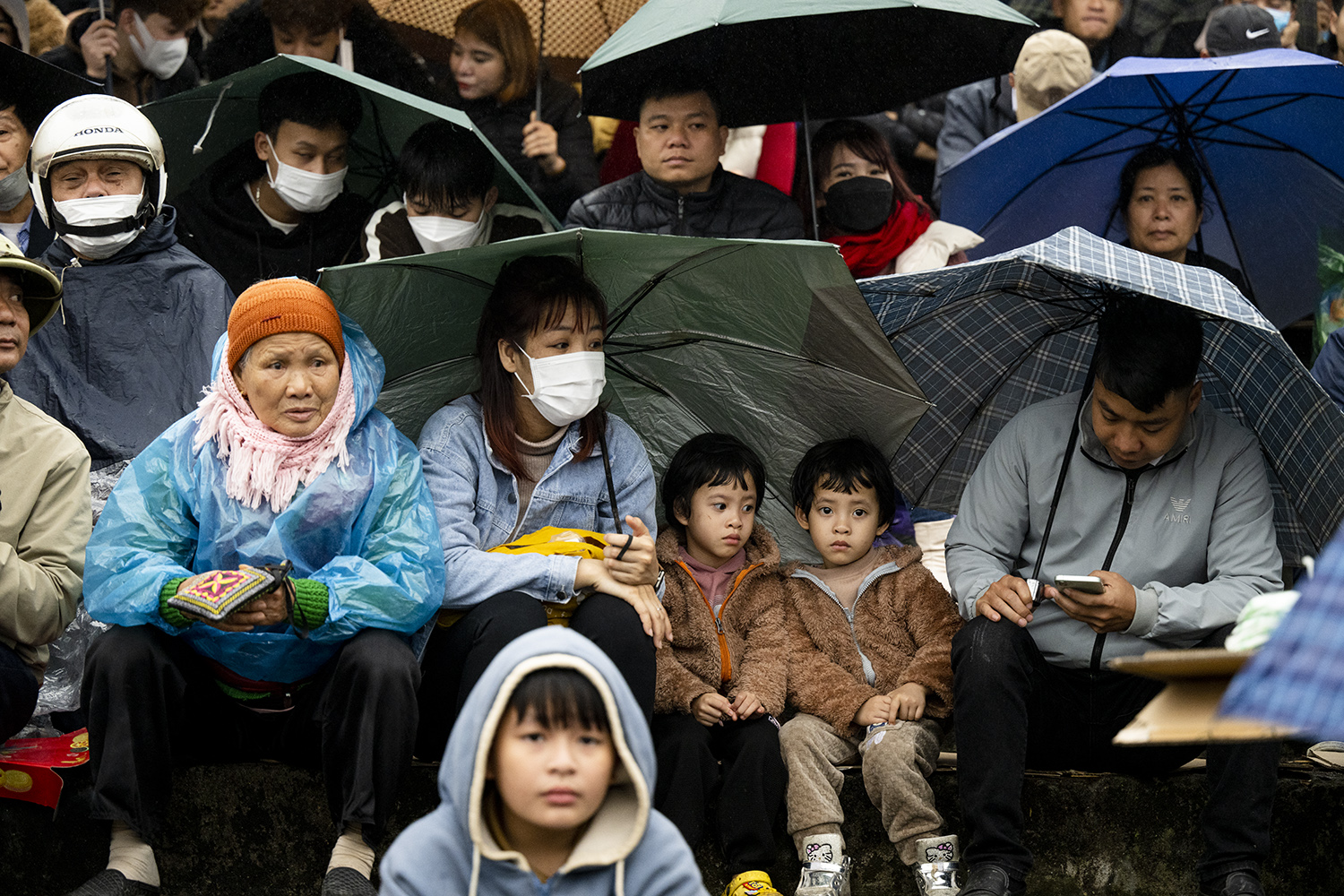 Không chỉ người lớn, nhiều gia đình còn cho con nhỏ đi cùng để tham dự lễ hội văn hoá lâu đời của địa phương.