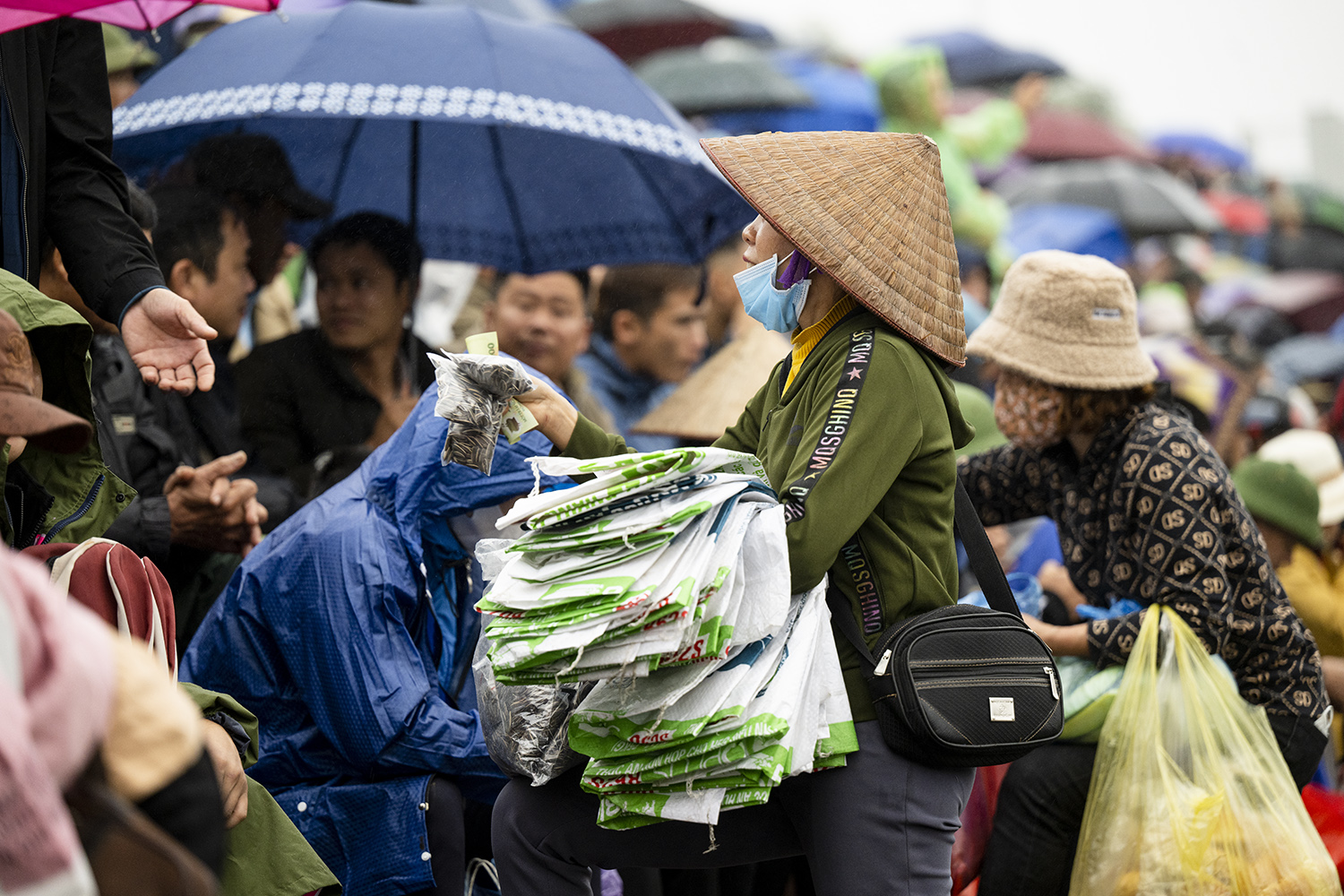 Dịch vụ bán thảm ngồi bằng bao bì đắt khách với giá 15.000 đồng.