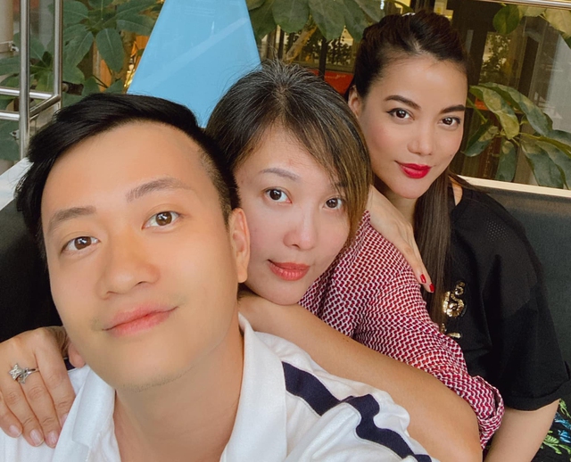 Cựu người mẫu chụp hình cùng Trương Ngọc Ánh, Lương Mạnh Hải