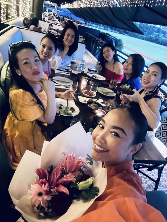 Đoan Trang chia sẻ ảnh sinh nhật bên những người bạn tại Singapore