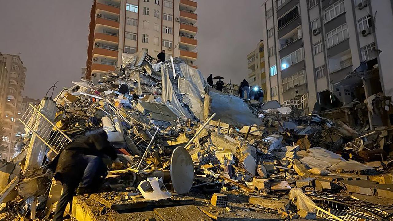 Cả một khu phố ở Thổ Nhĩ Kỳ chỉ còn là đống đổ nát sau trận động đất kinh hoàng.