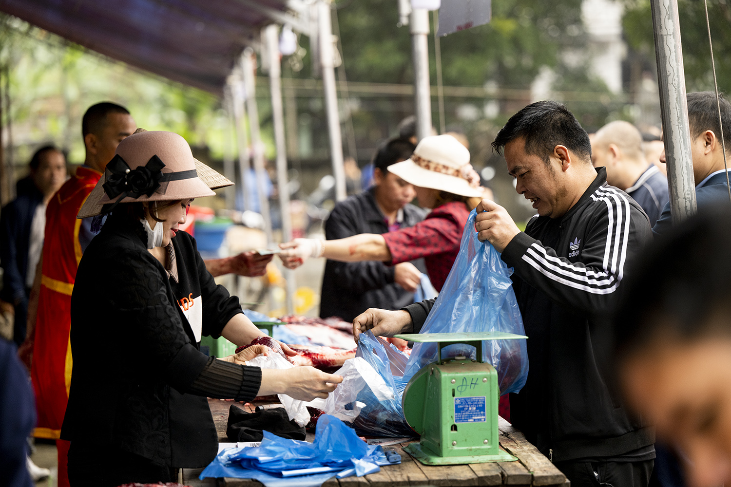 Mặc dù với giá rất cao nhưng nhiều thực khách vẫn chịu chi rút hầu bao để mua cho mình những cân thịt trâu chọi Hải Lựu