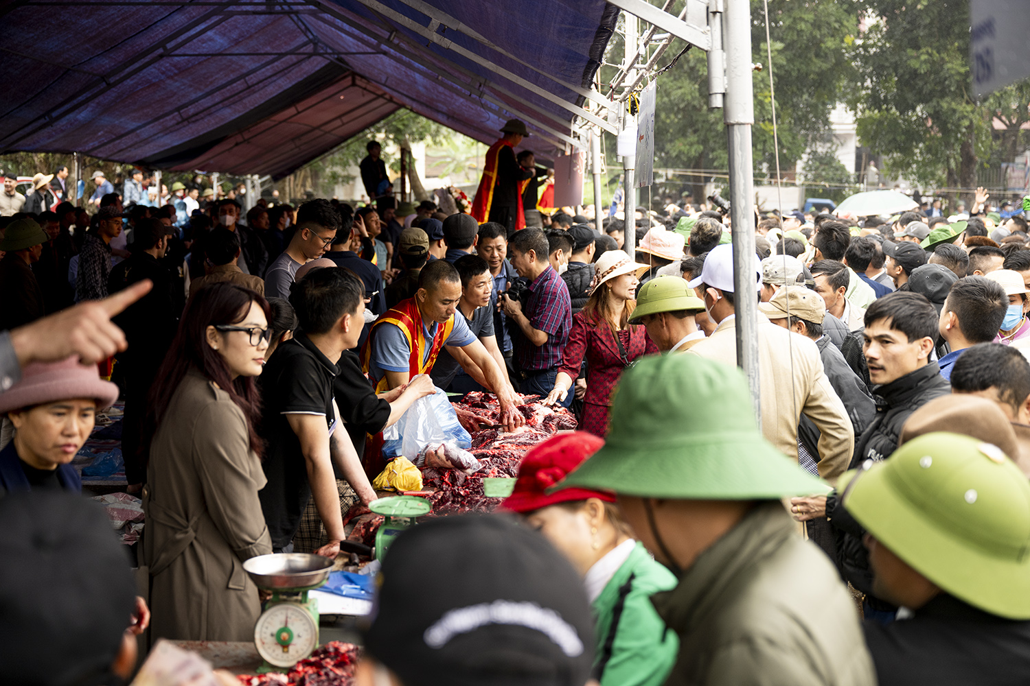 Người dân luôn tấp nập, chờ đợi để có thể mua thịt trâu chọi mang về làm quà hoặc mua ra ngoài thưởng thức.