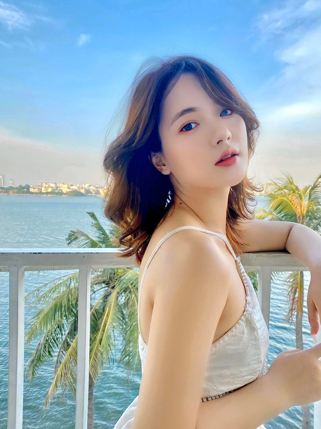 Thanh Nga là em gái Thanh Hằng. Cô nàng tuy sở hữu chiều cao khiêm tốn hơn nhưng nhan sắc và thần thái không thua kém cô chị.&nbsp;
