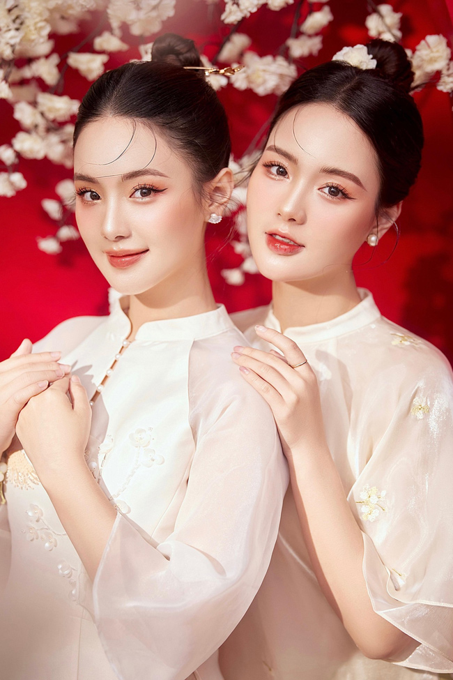 Cả hai là cặp chị em sinh đôi cùng trứng nên có ngoại hình vô cùng giống nhau.&nbsp;
