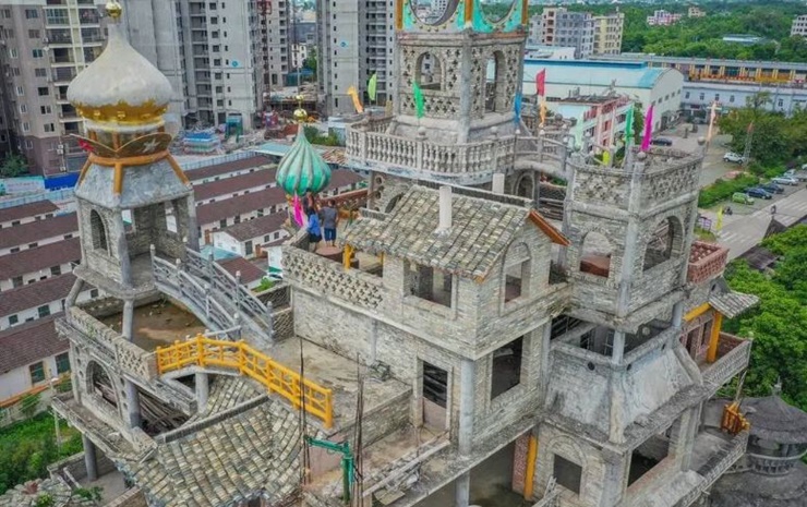 Công việc chuẩn bị xây dựng tòa nhà được bắt đầu hồi năm 2010, đến năm 2014 thì bắt đầu khởi công. Phần thô hoàn thành năm 2017.
