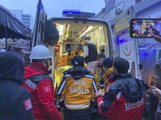 Một người bị thương được đưa đi điều
trị tại Gaziantep - Thổ Nhĩ Kỳ.