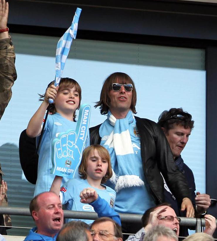 Liam Gallagher (đeo kính râm) thường xuyên đến sân theo dõi Man City thi đấu
