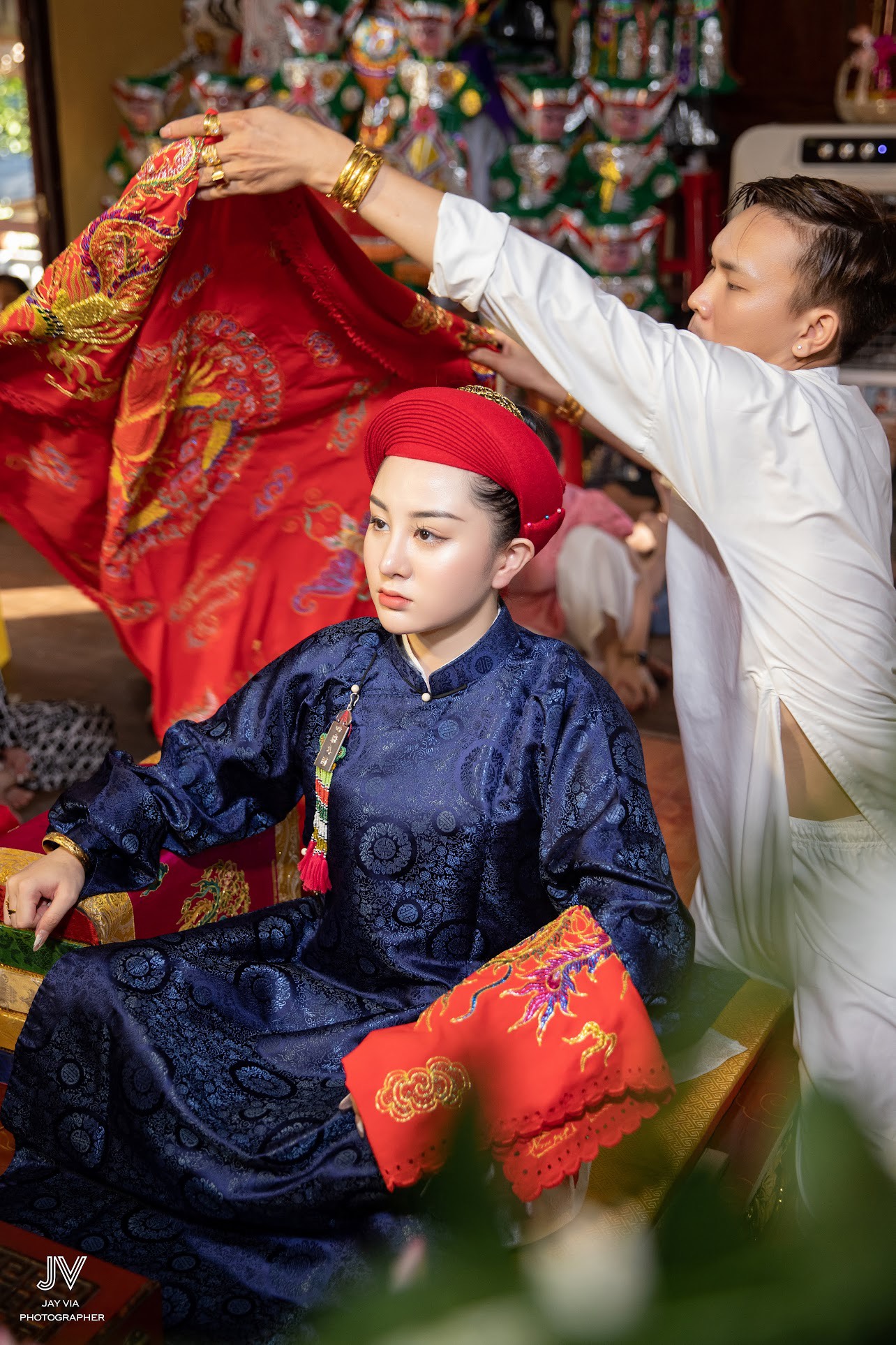 Cư dân mạng dành những từ ngữ rất mỹ miều để mô tả vẻ đẹp của cô đồng 10X