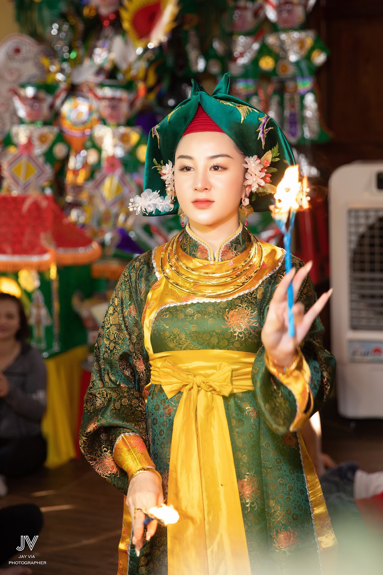 Hình ảnh cô đồng Phạm Bảo Quyên xuất hiện trong nghi lễ hầu đồng