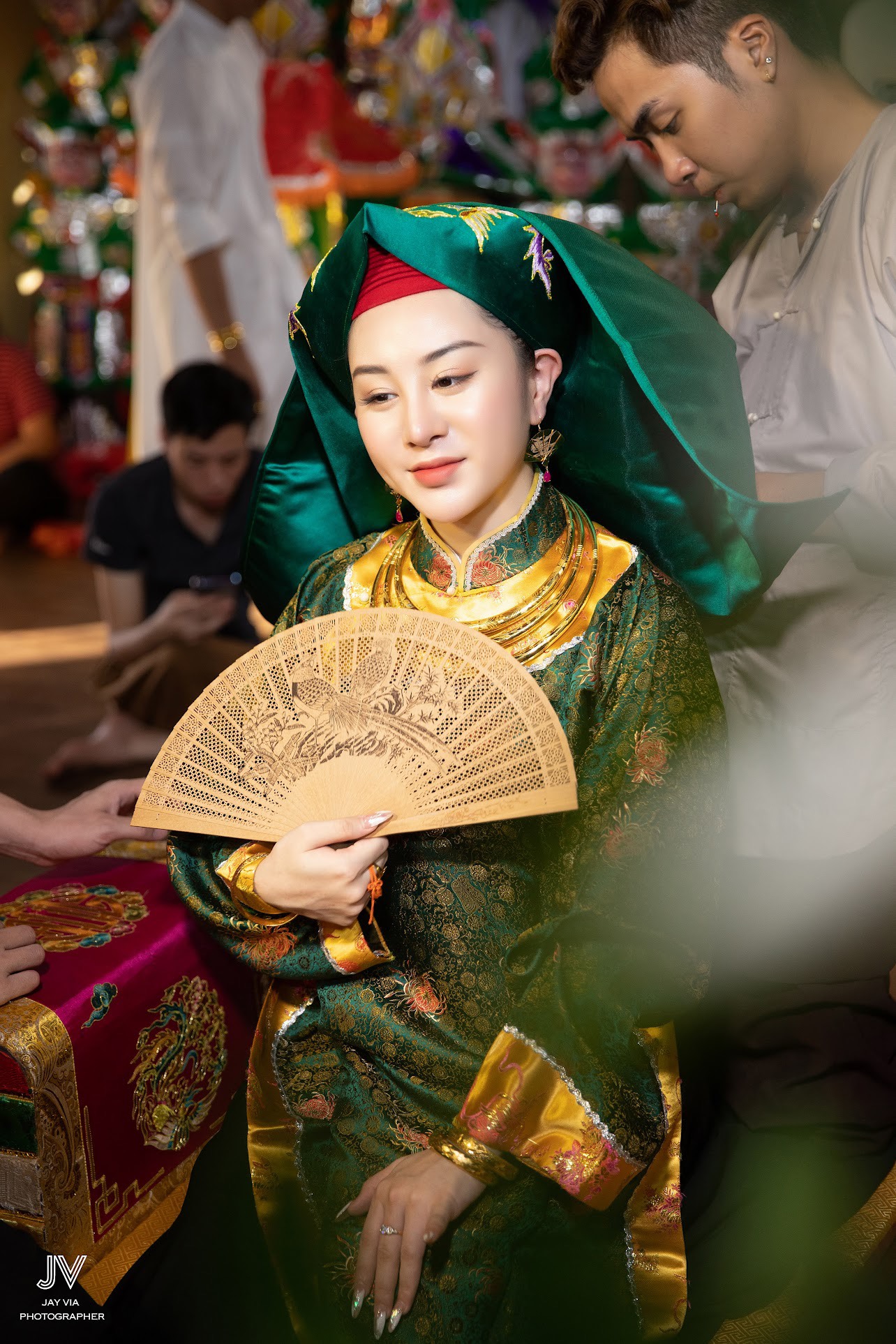 Cô đồng đa tài Phạm Bảo Quyên thực hiện nghi lễ hầu đồng