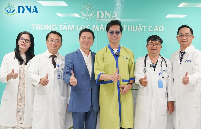 Ca sĩ Ngọc Sơn cùng các bác sĩ Bệnh viện DNA