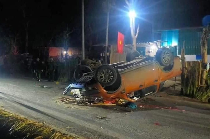 Xe ô tô lật ngửa sau tai nạn.