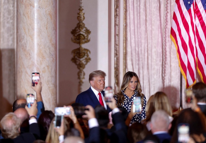 Cựu Tổng thống Mỹ Donald Trump và vợ - bà Melania - sau buổi tuyên cáo chính thức tái tranh cử vào giữa tuần. Ảnh: REUTERS