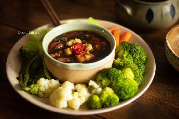 Món rau luộc chấm kho quẹt, ăn cùng cơm nóng chắc chắn là một lựa chọn tuyệt vời cho những ngày mưa phùn, nồm ẩm này. Ảnh: Ducan Kitchen