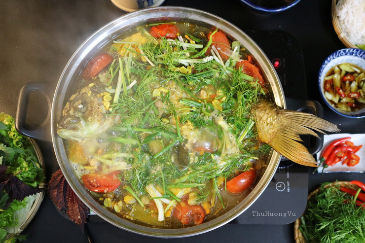 Cá chép om dưa nóng hổi là một lựa chọn phù hợp cho những ngày mưa phùn, chuyển lạnh. Cả nhà quây quần bên mâm cơm vô cùng ấm áp, hãy thêm ngay món này vào thực đơn hàng ngày của gia đình bạn.