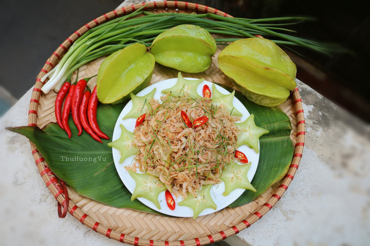 Món tép xào khế thêm lá chanh vô cùng thơm ngon và đưa cơm. Món này cũng là món ăn tuổi thơ của nhiều người vì hương vị khó có thể quên.