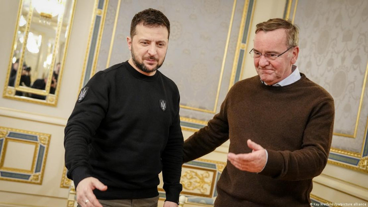Tổng thống Ukraine Volodymyr Zelensky (trái) và Bộ trưởng Quốc phòng Đức Boris Pistorius. Ảnh: dpa.