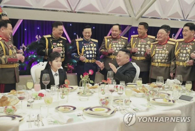 Ông Kim Jong-un và con gái Kim Ju-ae tại buổi tiệc. Ảnh: YONHAP