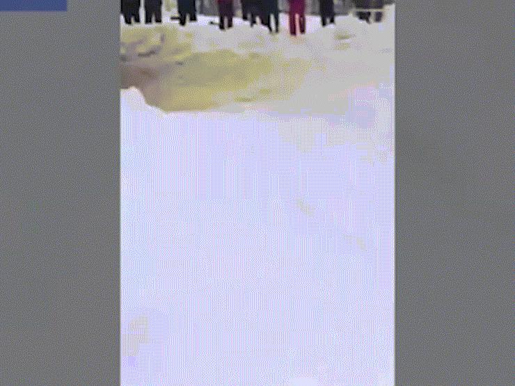 Video: Đua xe trên tuyết, tay đua bất ngờ gặp khán giả nữ vén áo quá cao và cái kết