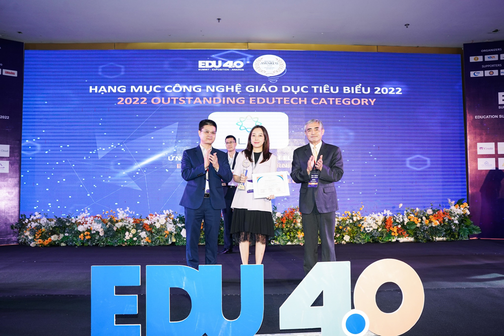 Đại diện công ty ELSA nhận giải thưởng “Công Nghệ Giáo Dục Tiêu Biểu” tại EduTech Awards 2022