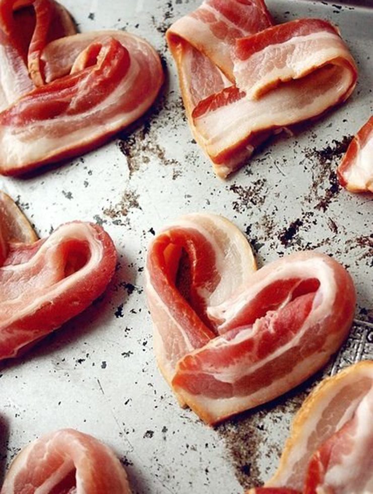 Bạn chỉ cần khéo léo gấp dải thịt xông khói thành hình trái tim, đối phương sẽ bất ngờ trước món ăn đầy tình yêu này.
