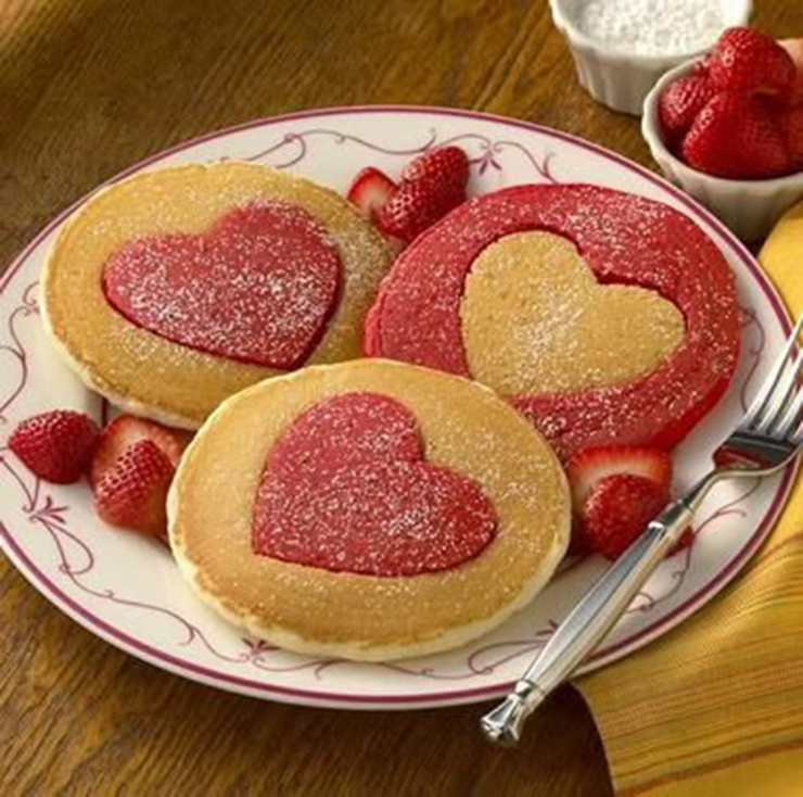 Một chiếc bánh kếp hình trái tim đáng yêu cho bữa ăn sáng.
