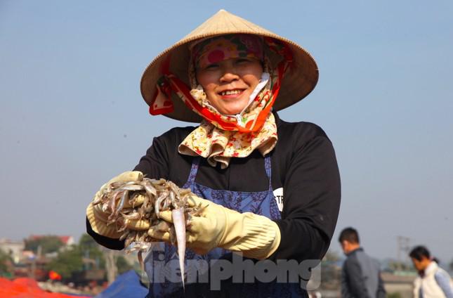 Bác Phạm Hòa (SN 1968, trú phường Nghi Hải, TX. Cửa Lò) cho biết, tại cảng cá Nghi Thủy có nhiều đội nhóm làm nghề bốc vác thuê từ nhiều năm nay. Mỗi đội nhóm có từ 10-12 người. Chỉ cần các chủ tàu thuê, các đội nhóm sẽ huy động người sẵn sàng đến làm việc.