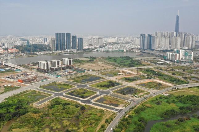 Đối với khu vực đô thị và khu vực quy hoạch phát triển đô thị thì chủ đầu tư dự án đầu tư xây dựng khu đô thị, khu nhà ở không được chuyển nhượng quyền sử dụng đất dưới hình thức phân lô.