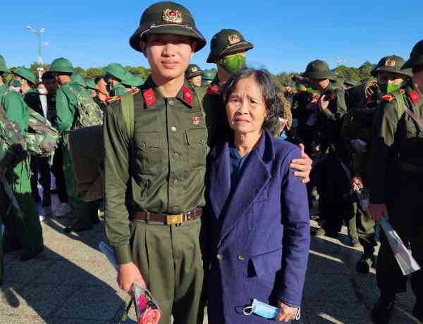 Bà Huỳnh Thị Kim Hương vượt 300km từ Bình Định vào Đà Lạt để đưa tiễn cháu ngoại tham gia thực hiện nghĩa vụ CAND.