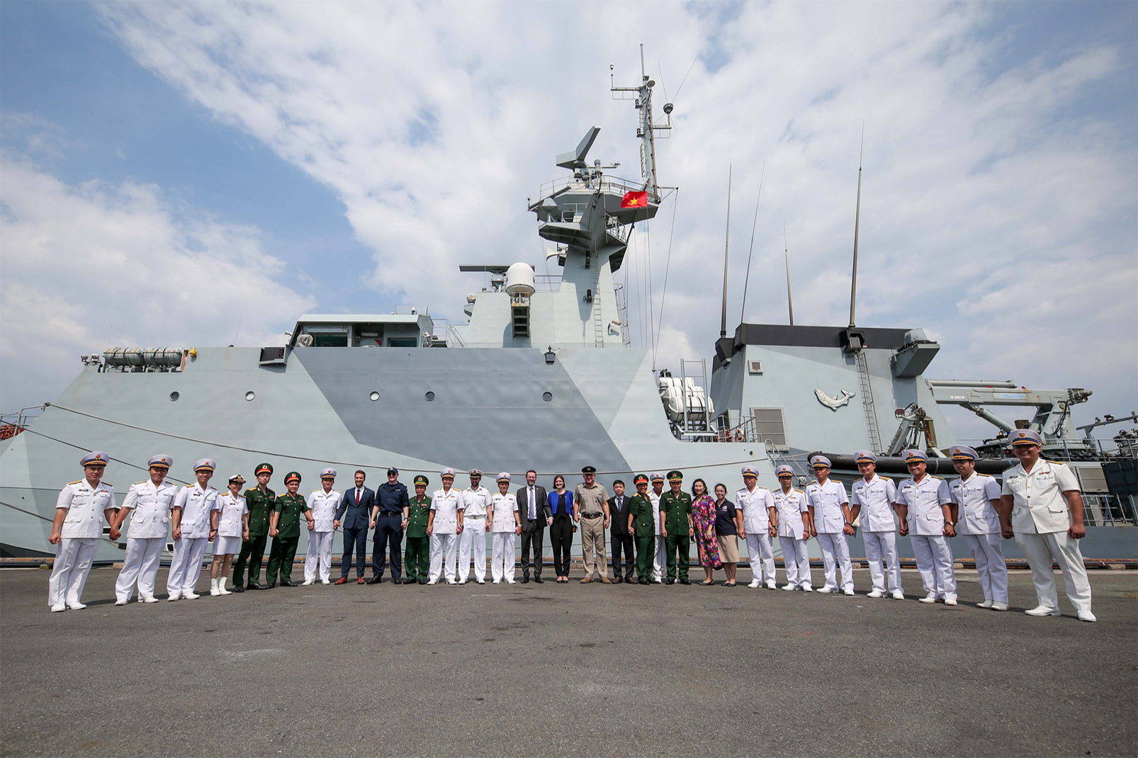 Cận cảnh tàu Hải quân Hoàng gia Anh vừa tới thăm TP HCM - 24