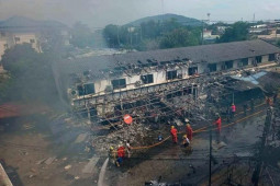 Thế giới - Thái Lan: Mặc đồng phục, đánh xe bom đồn cảnh sát