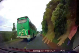 Tin tức trong ngày - CLIP: Thót tim với xe khách vượt ẩu, ép xe máy ngã xuống đường