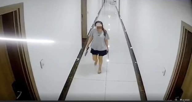 Chị Y. cầm dao đi dọc hành lang qua trích xuất từ camera an ninh
