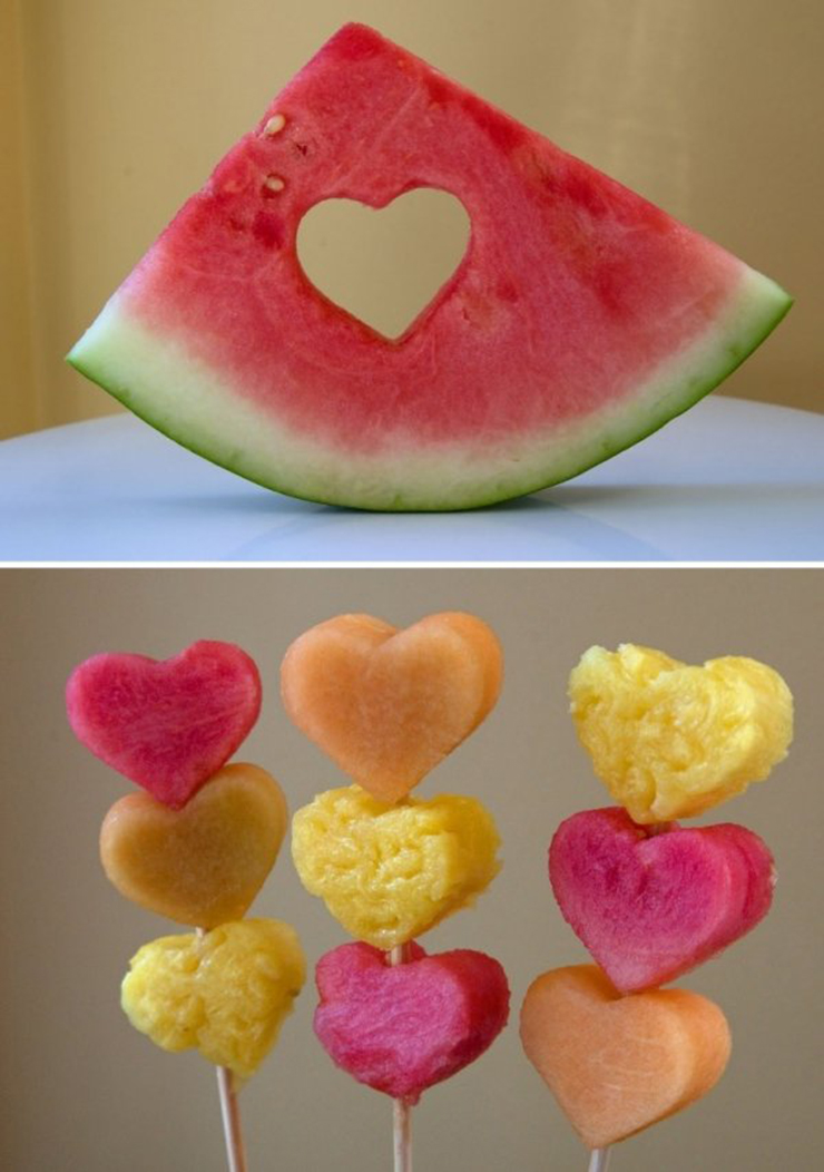 Thay vì gọt trái cây bình thường, bạn có thể dùng khuôn trái tim để làm thành những xiên trái cây dễ thương như thế này.
