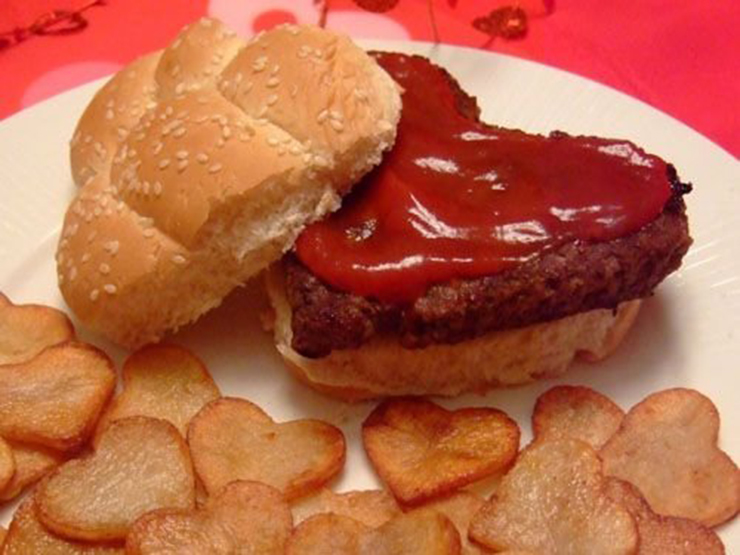 Haburger và khoai tây chiên đặc biệt cho ngày Valentine, cách làm không quá khó, chỉ cần bạn dùng khuôn hoặc dao để tạo tình trái tim.
