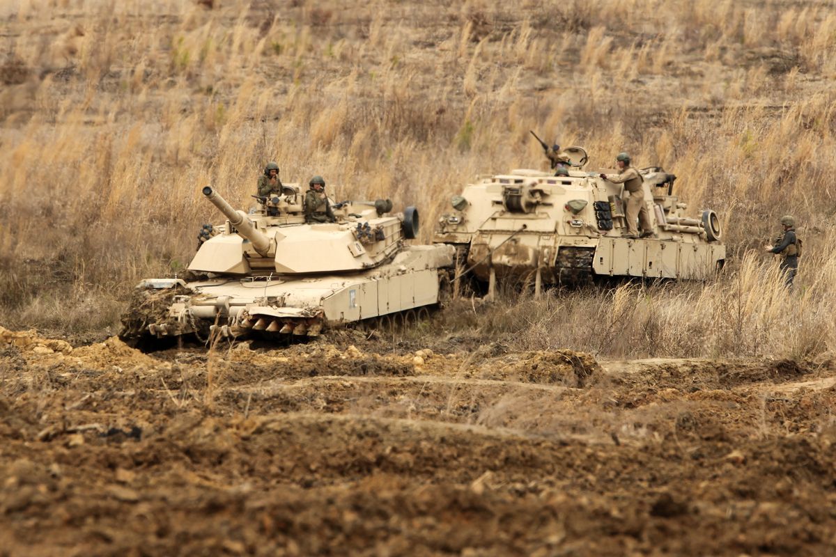 Xe bọc thép cứu hộ hạng nặng M88 chuyên được sử dụng để kéo xe tăng Abrams.